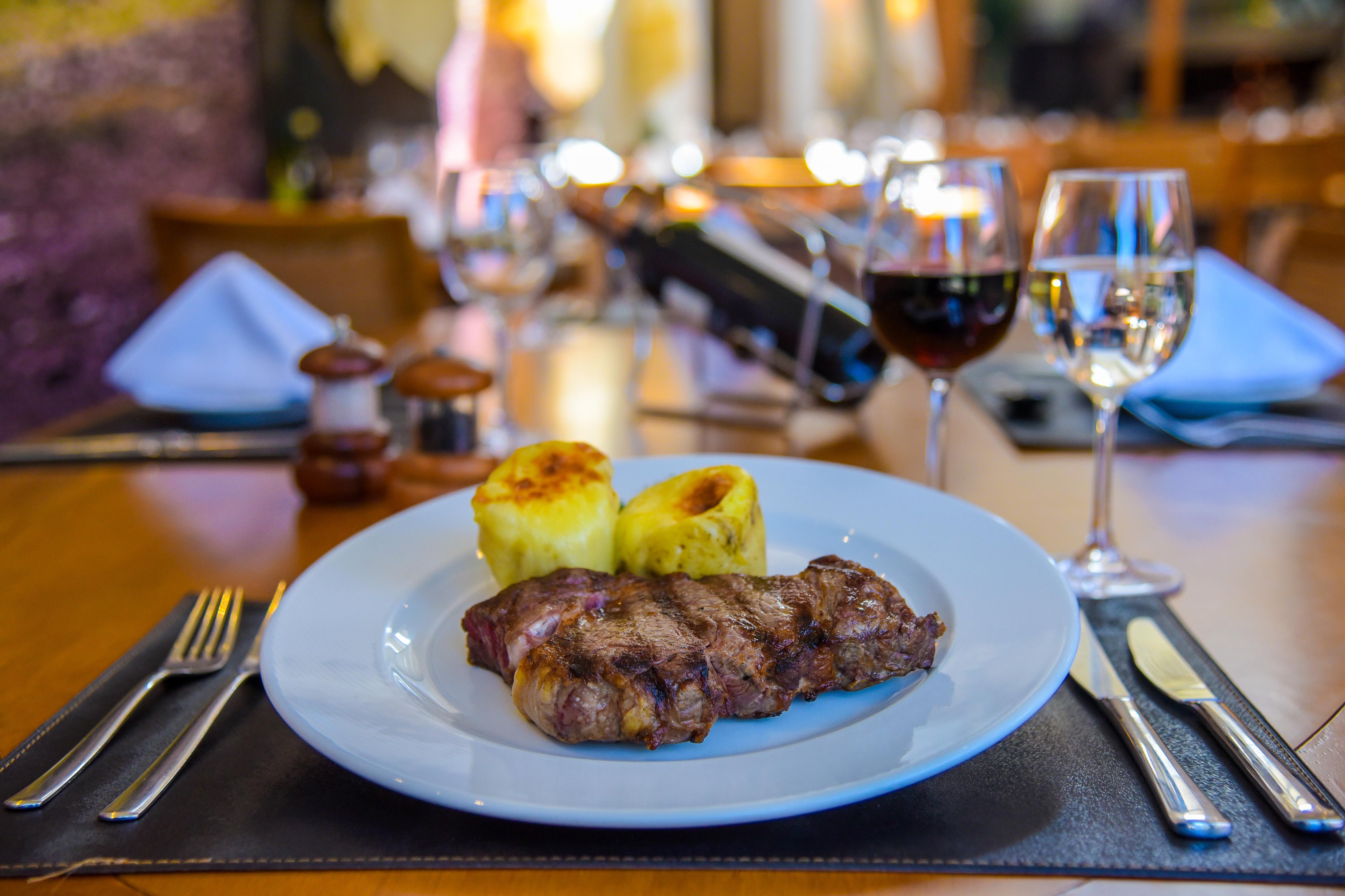 Wish Serrano Resort Gramado Exteriér fotografie A steak with baked apples