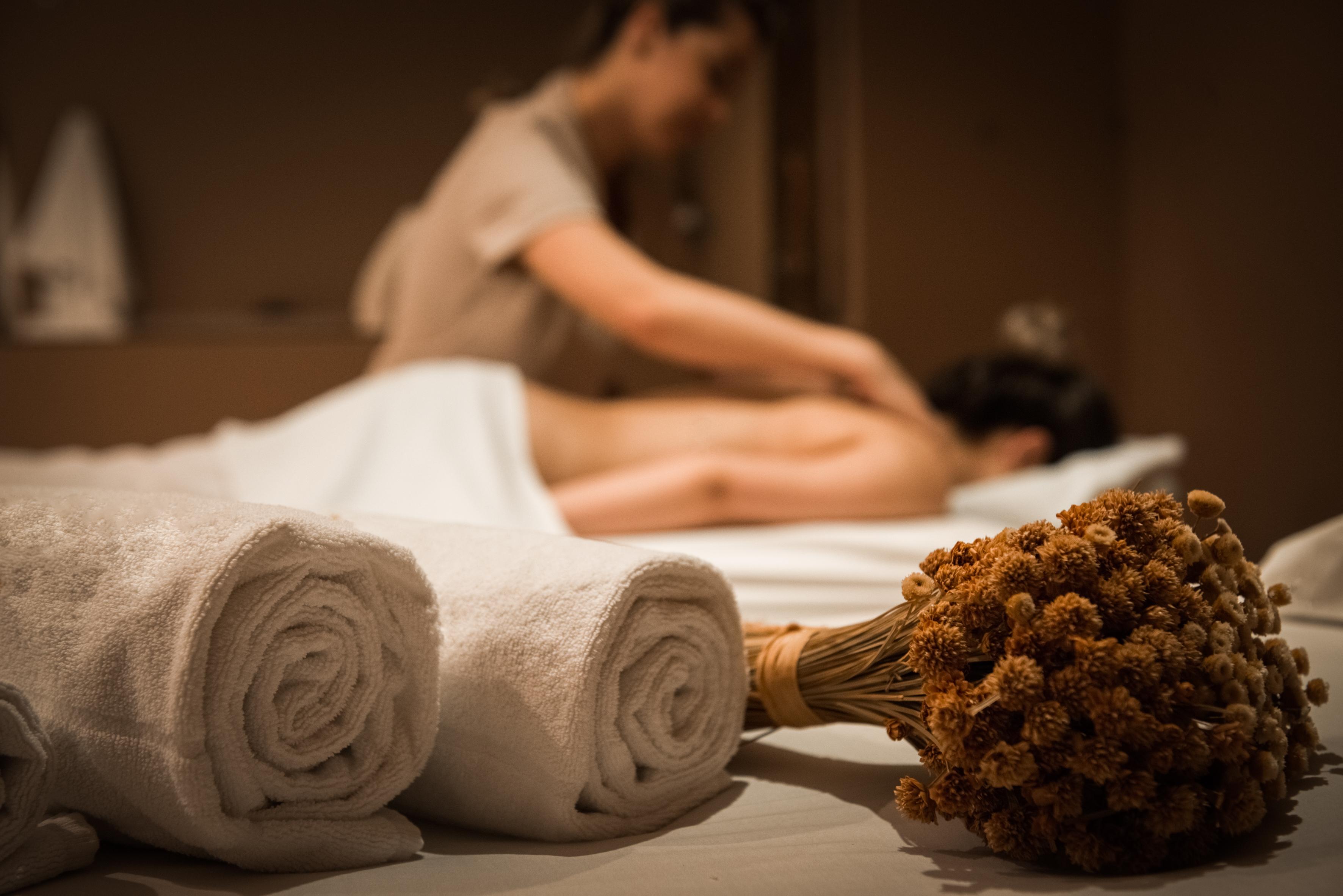 Wish Serrano Resort Gramado Exteriér fotografie A woman receiving a massage